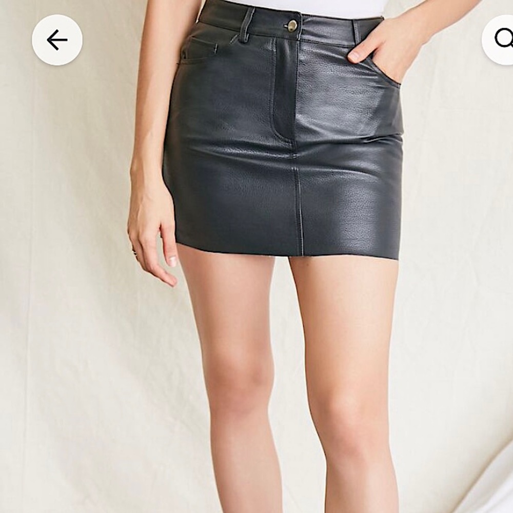 Mini faux leather skirt in XL. 1 black and 1 cream $17(each)